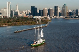 Arribo del Rainbow Warrior III a Buenos Aires, Argentina.