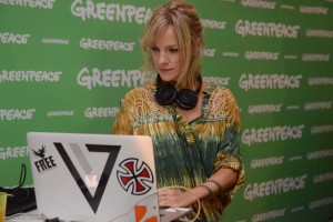 Greenpeace recibe el apoyo de personalidades de la cultura y el espectáculo, en el marco de la visita a la Argentina del Esperanza, el buque más grande de la organización. Bajo el lema “Destruir Bosques es un Crimen”, Greenpeace impulsa la protección de los bosques nativos y  el fin de la deforestación indiscriminada.